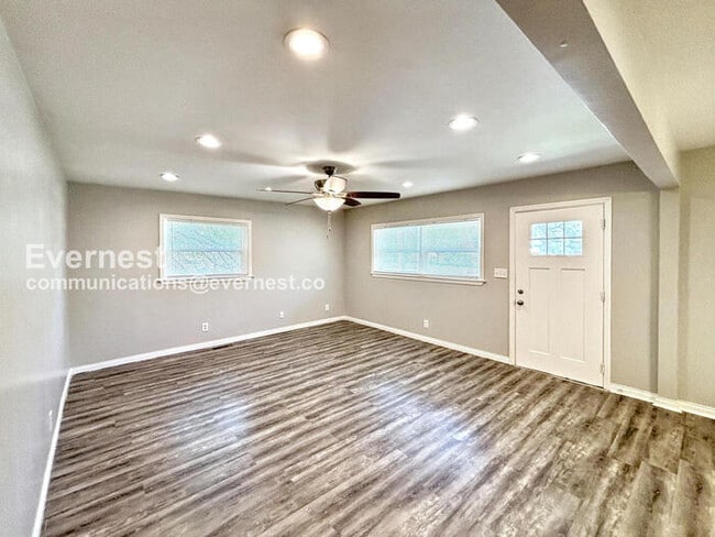 Foto del edificio - 4 Bed, 2 Bath Home with Modern Amenities / Pet-Friendly / Available Now!