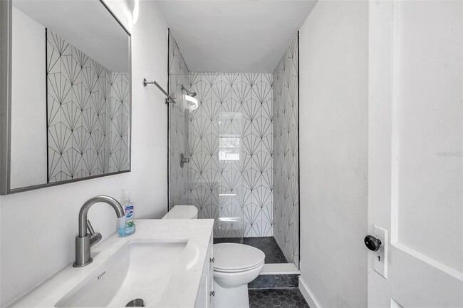 Building Photo - 921 7th St NW