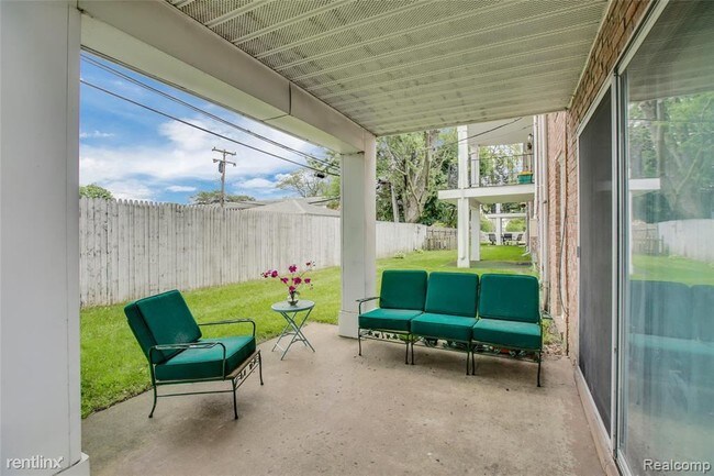 Building Photo - 2 br, 2 bath Condo - 2230 W 14 Mile Rd Apt 27