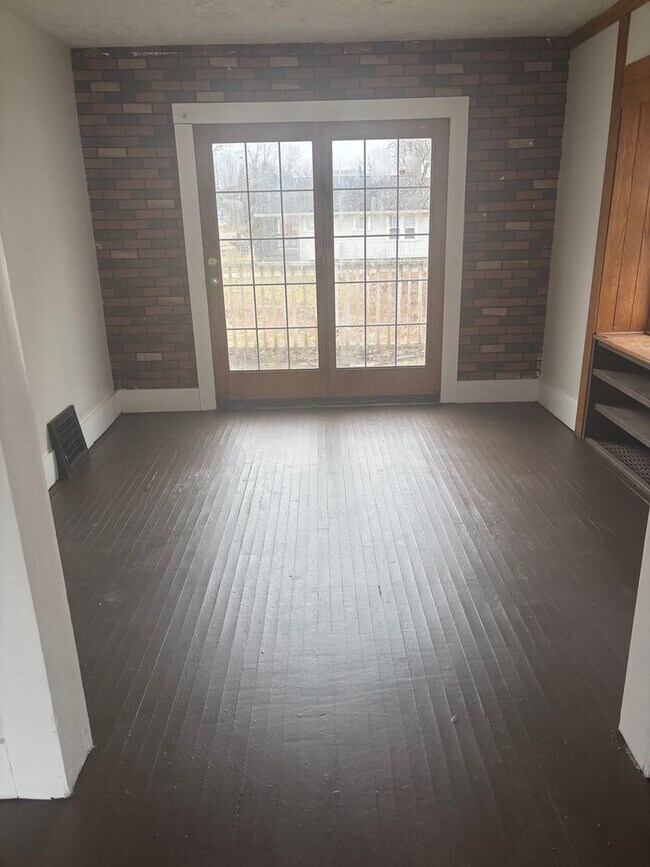 Building Photo - Single Family East Akron Cash Pay/Section 8