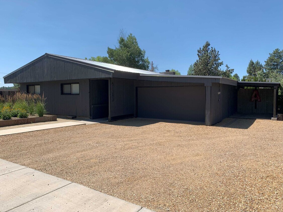 Primary Photo - 3 Bed 2 Bath Single level FULLY FURNISHED