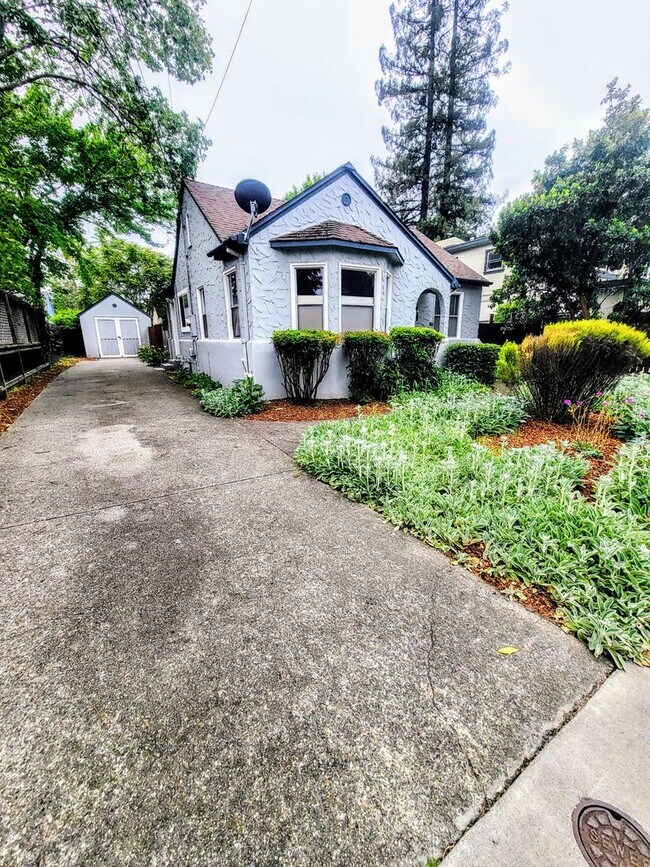 Building Photo - Charming 2 bedroom with vintage appeal
