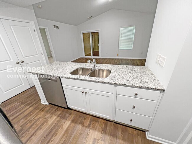 Foto del edificio - 4 Bed, 2 Bath Home with Garage / Pet-Friendly / Coming Soon!