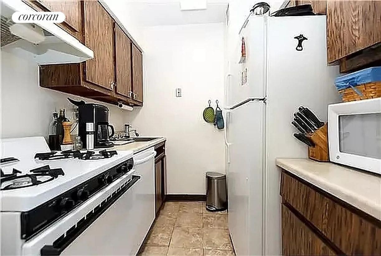 Foto del edificio - 301 E 45th St