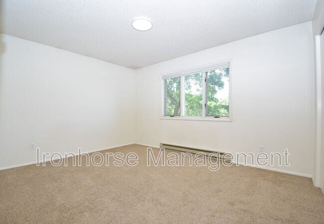 Building Photo - 811 W Villard St