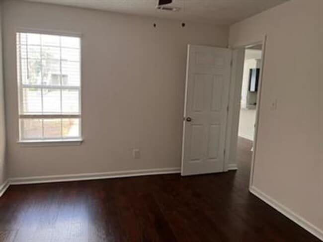 Building Photo - Remodeled downstairs condo in Madison city!