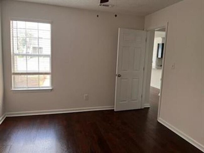 Foto del edificio - Remodeled downstairs condo in Madison city!