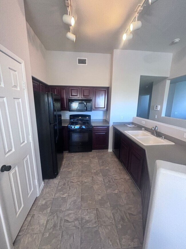 Foto del edificio - 2 Bed + Den/ 2 Bath 2nd floor condo in Gat...