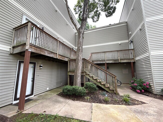 Foto del edificio - 1605 Merry Oaks Rd