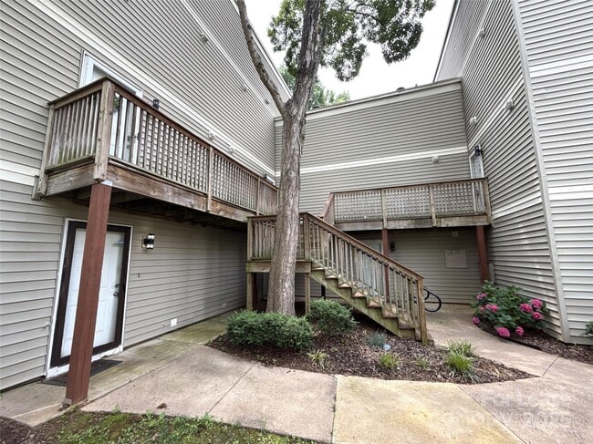 Building Photo - 1605 Merry Oaks Rd
