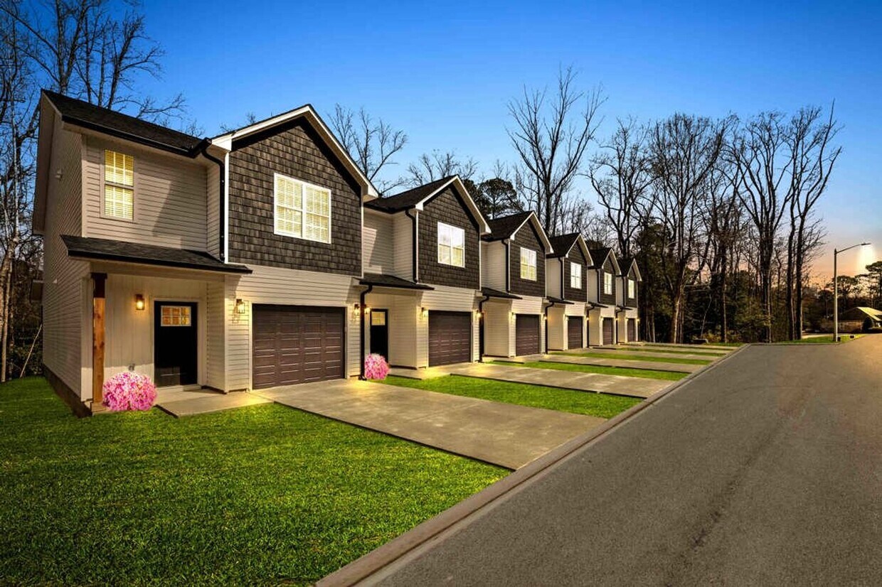 Foto principal - Luxury New 3BR Townhomes | Garage + Pool |...