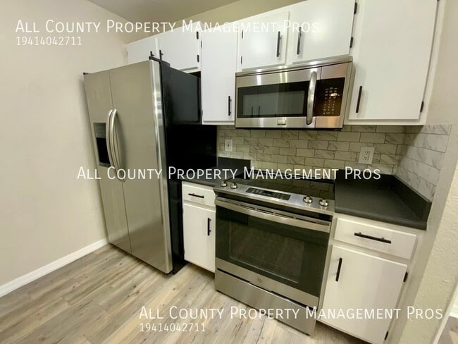 Foto del edificio - 8932 Manor Loop