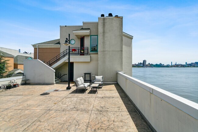 Foto del edificio - 600 Harbor Blvd