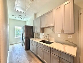Building Photo - 805 10th St