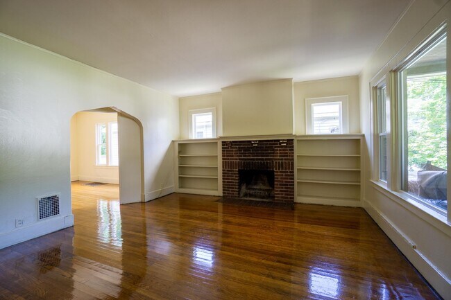 Building Photo - 8/1/26 Spacious First Floor Apartment Clos...