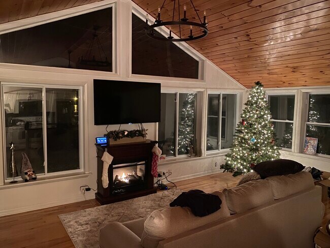 Building Photo - 319 Spring Rd