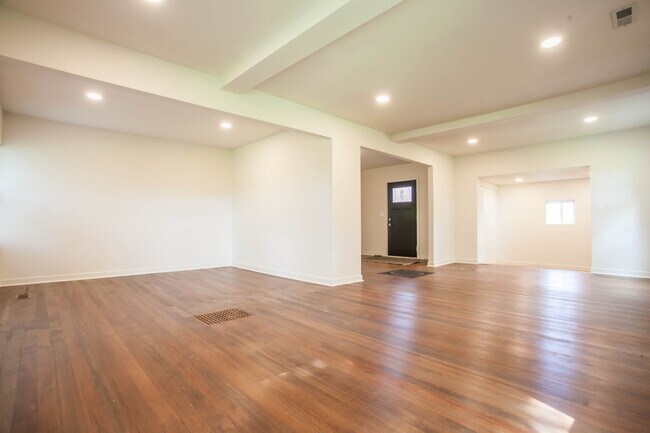Foto del edificio - 2100 Kenwood Dr