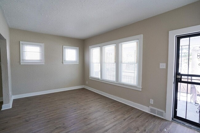 Foto del edificio - This beautifully updated 5-bedroom, 1-bath single-family home is ready for move-in!