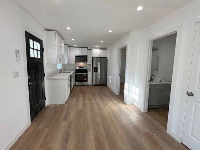 Foto del edificio - Completely remodeled and located on a quie...