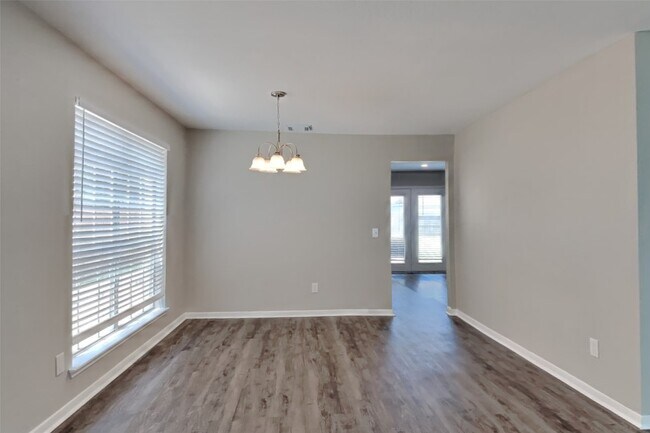Foto del edificio - 4919 Cotter Lake Dr