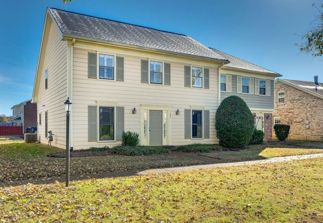 Building Photo - Awesome 4BR/3BA end-unit townhouse in the ...