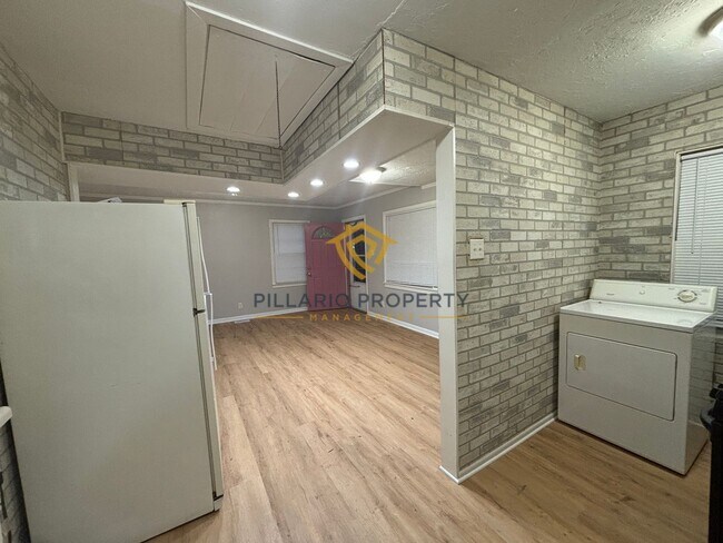 Building Photo - East Side, North of Little Flower, Updated 2 Bedroom, 1 Bathroom House with Carport Available NOW!