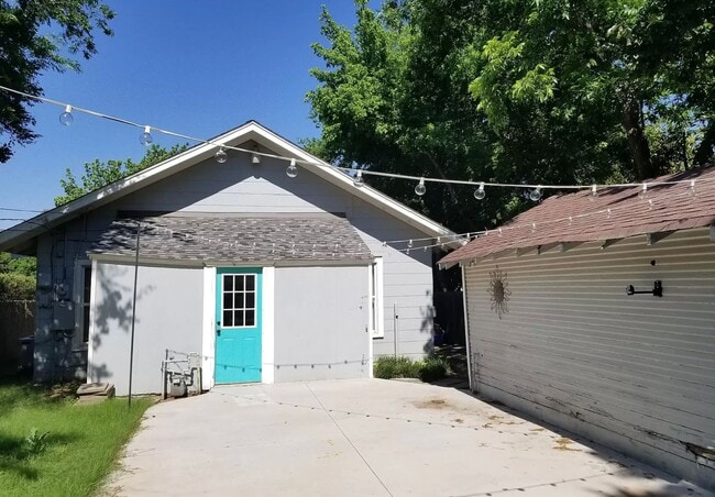 Photo - Available Now!!  2 bed 1 bath Near Downtown OKC House