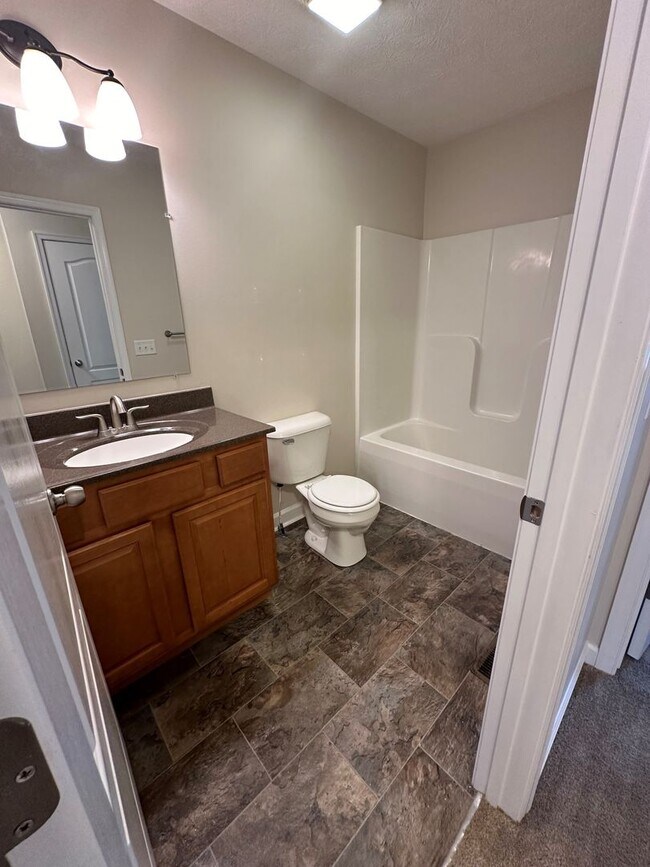 Foto del edificio - Townhouse for Rent in Cedar Point