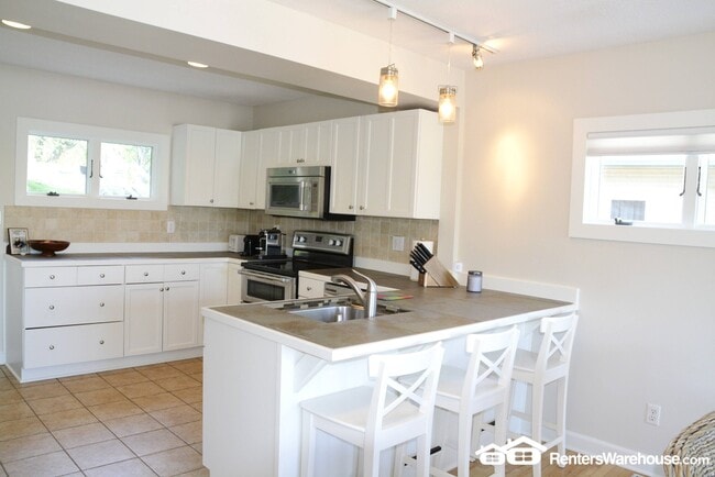 Building Photo - 4887 Edgewater Dr