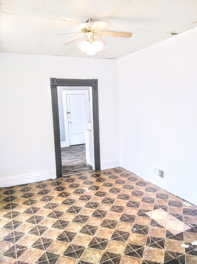 Building Photo - 319 N Elm St