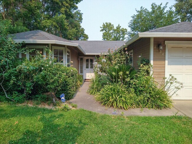 Building Photo - Four Bedroom Chico Home with 6 Month or 12...