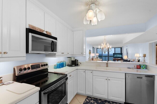 Building Photo - 9940 S Ocean Dr