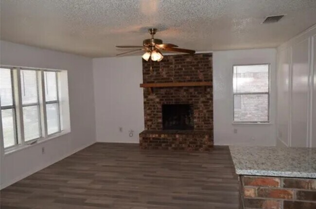 Building Photo - 1810 Family Cir
