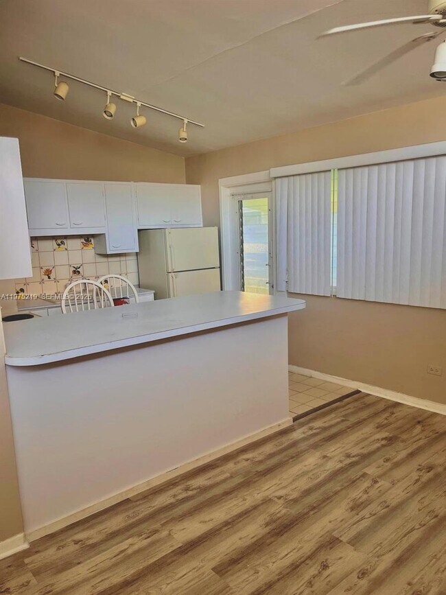 Building Photo - 1070 98th St