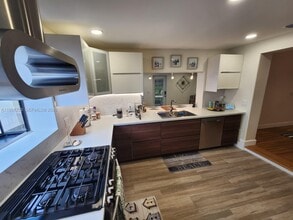 Building Photo - 831 Plover Ave