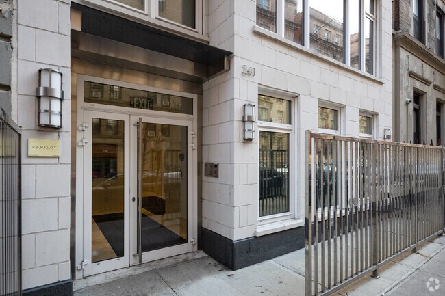 Entrada - 241 W 107th St