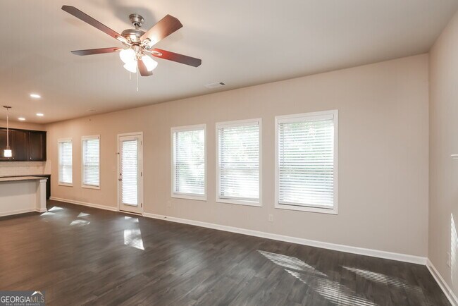 Building Photo - 900 Walnut Woods Dr