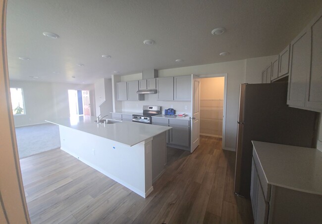 Foto del edificio - Brand-New 4-Bedroom Townhouse in Hayden Ca...