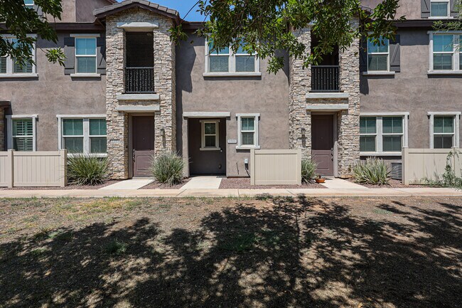 Building Photo - 2321 E Hidalgo Ave