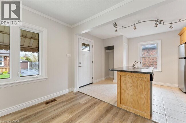 Photo du bâtiment - 65 E 11th St