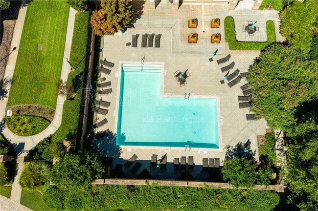 Building Photo - 220 Renaissance Pkwy NE