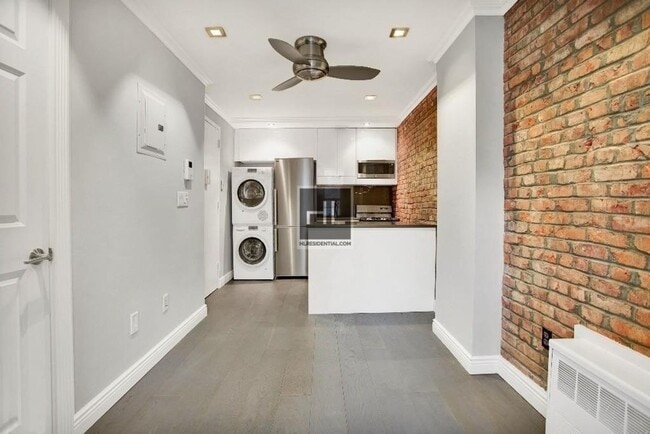 Building Photo - E 5TH ST.