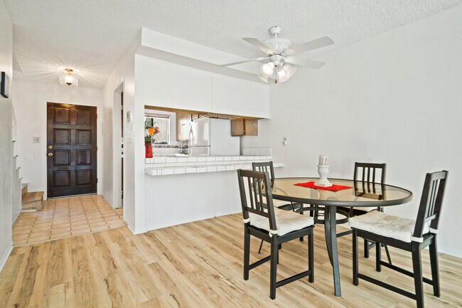 Foto del edificio - 1890 S Cochran Ave