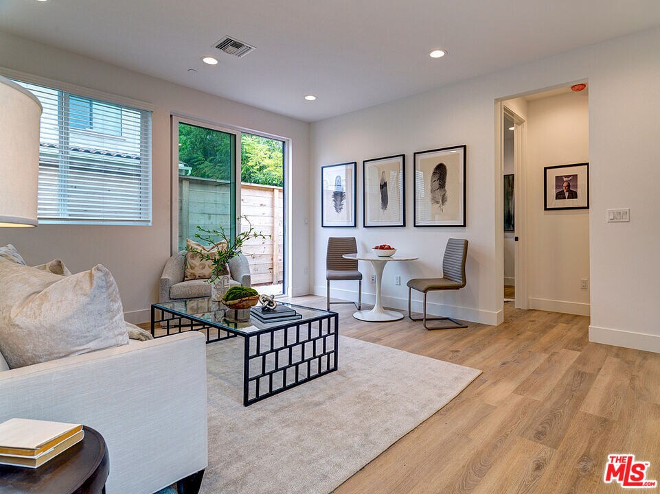 Foto principal - 819 N Sycamore Ave