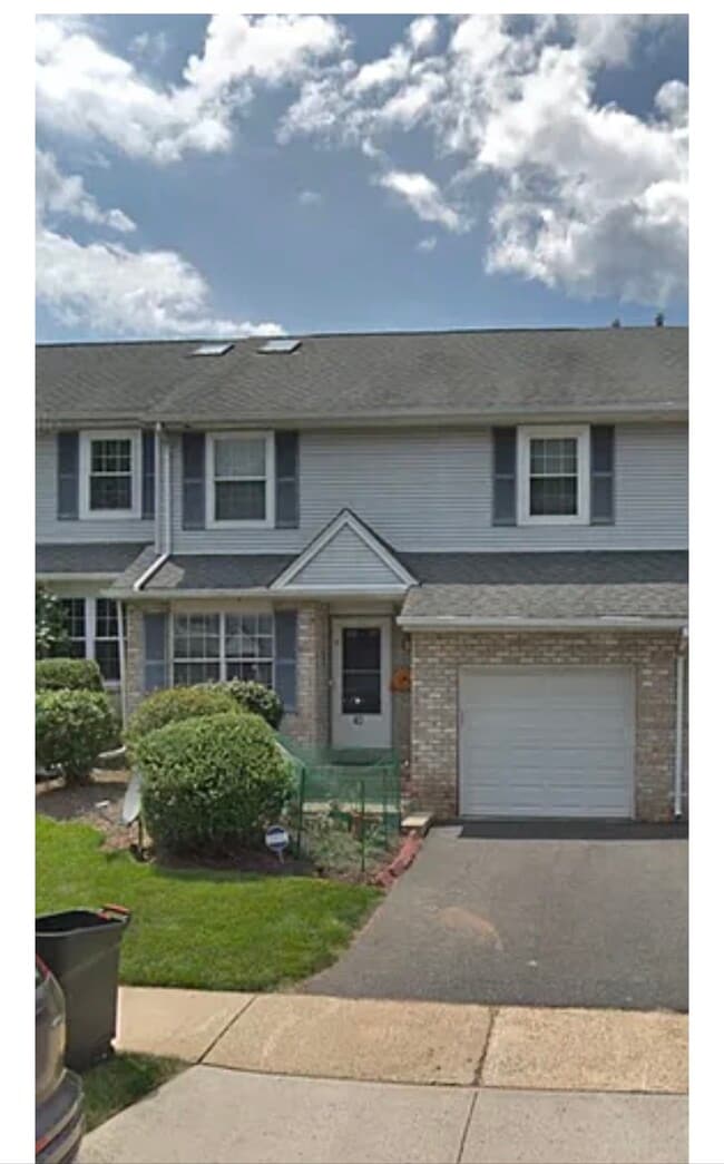 Building Photo - 40 Hawthorn Dr