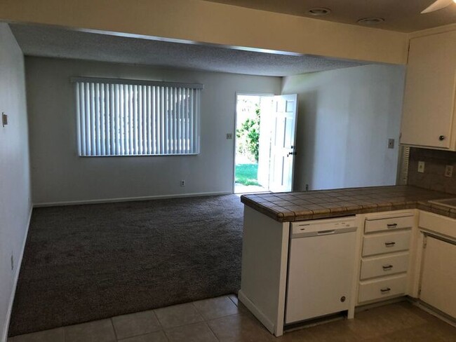 Building Photo - Turlock 2 Bedroom 1 Bath Duplex