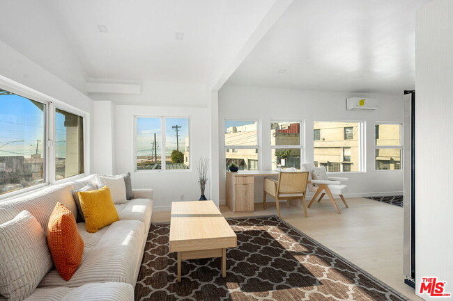 Foto del edificio - 117 W Channel Rd