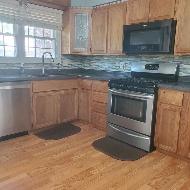 Building Photo - *Half off Security Deposit! Spacious 3 bed...