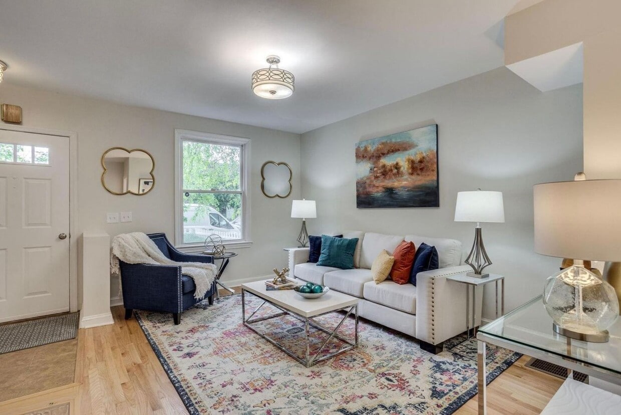 Sunny 2-Bedroom + Den in SW Waterfront! - Parking included - Sunny 2-Bedroom + Den in SW Waterfront! - Parking included
