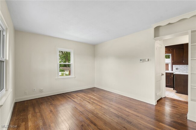 Building Photo - 203 Robinson Ave